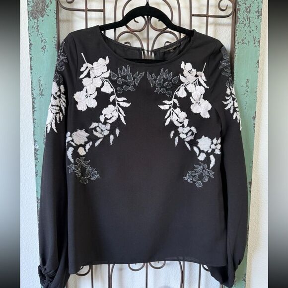 A charming floral design in textured embroidered bell sleeve's XS. - Picture 5 of 7